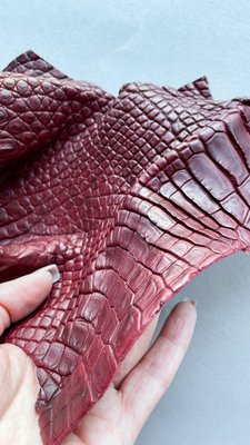 Лоскут шкіри крокодила, вишневий 000002976 фото