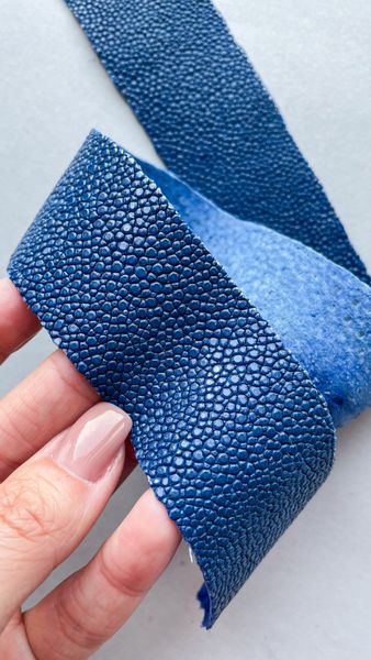 Stingray leather piece, blue