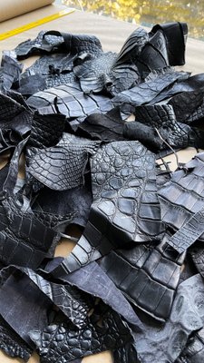 Leather pieces by weight (croco), black