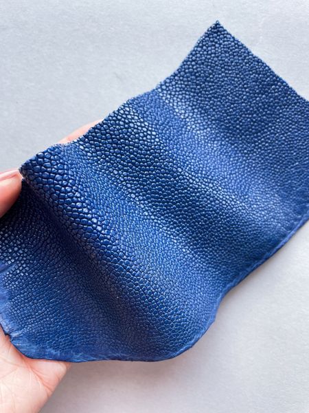 Stingray leather piece, blue