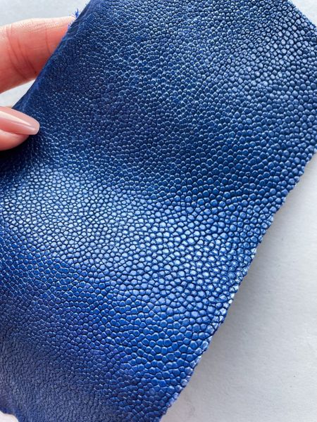 Stingray leather piece, blue