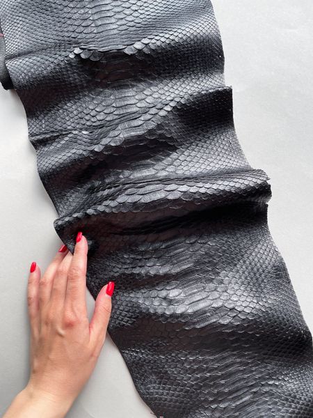 Python skin, black 151 cm (available for cut from 20cm)