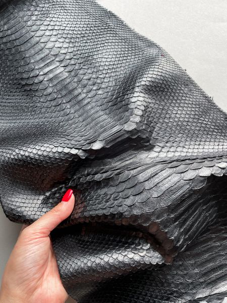 Python skin, black 151 cm (available for cut from 20cm)