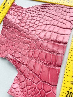 Лоскут кожи крокодила, темно-розовый 000000480 фото