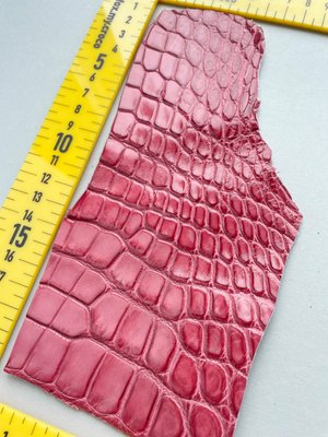 Лоскут кожи крокодила, темно-розовый 000000481 фото