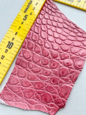 Лоскут кожи крокодила, темно-розовый 000000491 фото