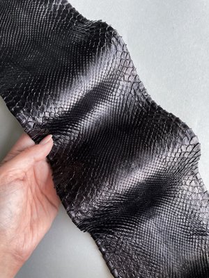 Python skin, black ink 179 cm