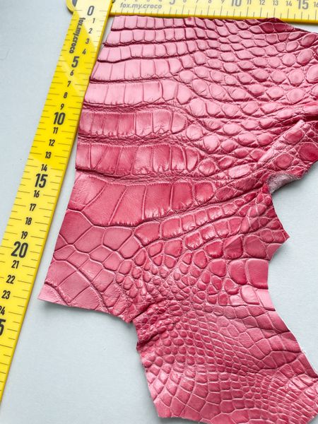 Crocodile leather piece, dark pink